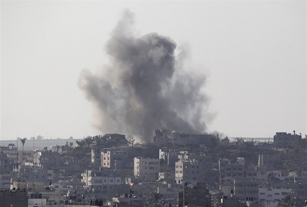V palestinském Pásmu Gazy hořela rezidenční budova, zahynulo nejméně 21 lidí