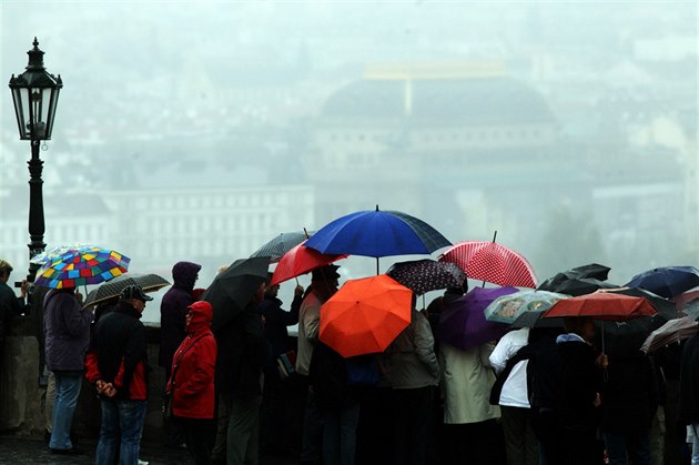 Česko čeká oblačný týden s přeháňkami. V druhé polovině přijde silný vítr