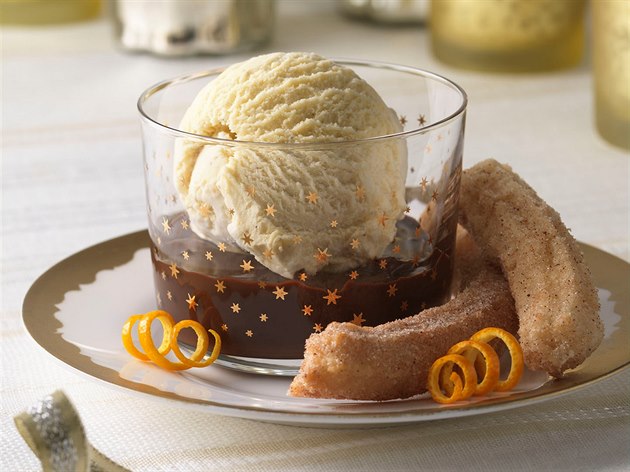Churros s �okoládovo-pomeran�ovou omá�kou a zmrzlinou