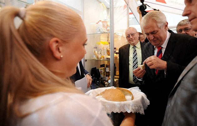 Prezidenta Milo�e Zemana vítali na Zemi �ivitelce chlebem a solí.