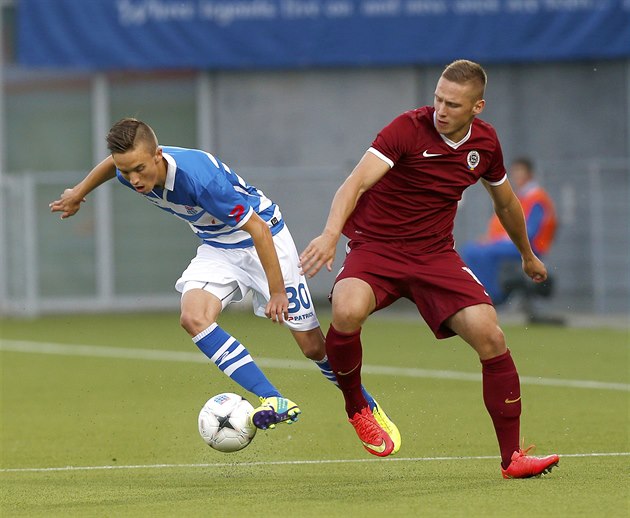 Spar�anský obránce Pavel Kade�ábek (vpravo) bojuje s Ryanem Thomas ze Zwolle v...