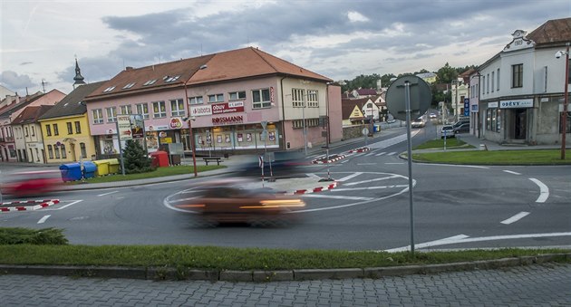 Nový provizorní kruhový objezd ve Velkém Mezi�í�í.