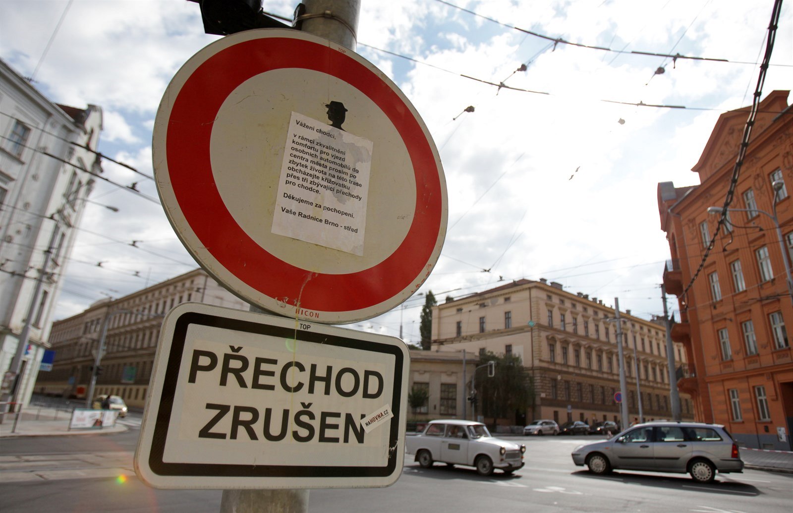 Tudy ne. Místo jednoho p�echodu musí nov� k p�ekro�ení Údolní ulice pou�ít t�i. P�ednost dostala auta.