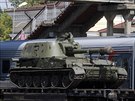 Mobilní houfnice ruské armády naloená na  vlaku u ruského msta...