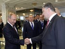 Ukrajinský prezident Petro Poroenko a jeho ruský protjek Vladimir Putin na...