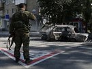 Ozbrojenec v Doncku obhlíí automobil zasaený údajn ukrajinskou dlostelbou...