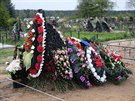 erstv vykopaný hrob ruského vojáka ve vesnici Vybuty v Pskovské oblasti....