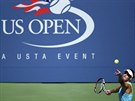 eská tenistka Karolína Plíková podává ve 2. kole US Open.