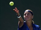 eská tenistka Petra Kvitová se chystá na podání ve 2. kole US Open.