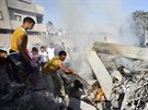 Palestinci v Rafáhu se snaí uhasit ohe z trosek domu, který byl podle svdk...