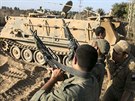 Izraeltí vojáci poblí hranic s Pásmem Gazy (20. srpna 2014).