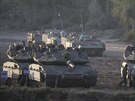 Izraelské tanky stojí poblí hranic s Pásmem Gazy (20.srpna 2014).