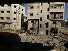Palestinci prohlíí domy, které byly podle svdk znieny bhem izraelského...