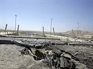 Kráter, který zstal po americkém bombardování Islámského státu u Mosulské...