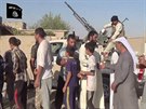 Fotka udlaná z videa, které zveejnil Islámský stát, kde ukazuje jezídy, jak...