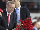 Nov zvolený prezident Erdogan s manelkou dostávají kvtiny na sjezdu AKP (27....