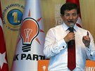 Nov zvolený pedseda turecké vládní Strany spravedlnosti a rozvoje Davutoglu...