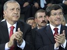 Na kongresu turecké vládní strany AKP zleva nový prezident Erdogan a premiér...