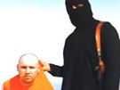Fotografie poízená z videa ukazuje, e Islámský stát drí v zajetí novináe...