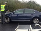 Volkswagen vrazil do policejního auta, po nárazu zranil dva policisty...