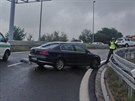 Volkswagen vrazil do policejního auta, po nárazu zranil dva policisty...