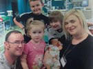 Rodina Bennett s malou Chloe nkolik dn po první operaci.