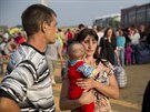 Rodina, která uprchla ped boji do ruského tábora nedaleko hranic s Ukrajinou,...