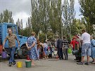 Obyvatelé Doncku ekají ve front, aby si mohli nabrat pitnou vodu (23. srpna...