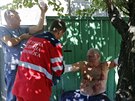 Zdravotníci pomáhají mui z Doncku, který utrpl zranní pi ostelování msta...