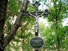 Na Ďáblickém hřbitově v Praze je už 24 let křížek. Stojí ale mimo hromadný hrob.
