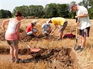 Zatímco jedna ást student archeologie provádla vykopávky, dalí se pozorn...
