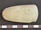 ást kamenné sekery nalezené v Pustjov na Novojiínsku.