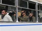 Ukrajintí válení zajatci sedí v autobuse poté, co byli pedvedeni davu v...