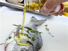 Než dáte namarinované pražmy uležet, můžete je ještě vydatně zakápnout olivovým...