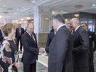 Ruský prezident Vladimir Putin si tese rukou se svým ukrajinským protjkem...