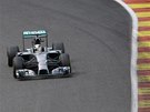 VÝJEZD ZE ZATÁKY. Lewis Hamilton na okruhu v belgickém Spa. 