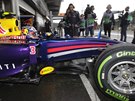 VÝJEZD Z BOX. Daniel Ricciardo na okruhu v belgickém Spa. 