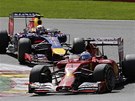 OSTRÝ SOUBOJ. Fernando Alonso (vpedu) a Daniel Ricciardo ve Velké cen Belgie