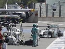 DO BOX. Lewis Hamilton zajídí k mechanikm s odepsanou pneumatikou ve Velké
