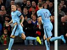 Stevan Joveti (vlevo) z Manchesteru City se raduje z gólu v zápase s...