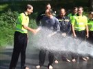 Brnntí stráníci a hasii pijali Ice Bucket Challenge