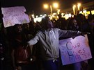 Protesty ve Fergusonu byly v noci z úterý na stedu poklidné. Lidé volali Ruce...