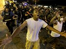 Úterní noní protesty ve Fergusonu se obely bez násilí.