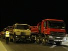 Pi zatkávací zkouce na Trojský most najelo 24 pln naloených nákladních...