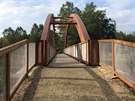 Pár set metr ped erným Kíem vyrostl nedávno krásný devný most pes...