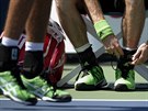 ÚPRAVA OBUVI. Andy Murray si zavazuje tkaniky bhem zápasu 1. kola US Open s...