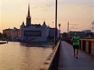 Bh pi západu slunce pes kilometrový most Centralbron na Södermalm