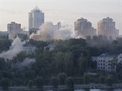 Nad obytnou čtvrť východukrajinského Doněcku stoupá kouř (24. srpna 2014).