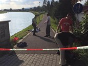 V řece Bečvě se topili dva lidé, jeden z mužů nepřežil (22. srpna 2014).