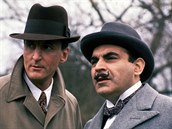 Ze seriálu Hercule Poirot (Poirota hraje David Suchet, kapitána Hastingse Hugh...